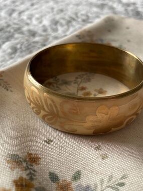 EUC Vintage Brass/Enamel Cloisonné Chunky Bangle Bracelet in Gold/Cream Florals